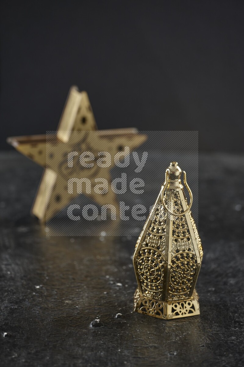 فانوس خشبي علي شكل نجمة مع فانوس رمضان كلاسيكي على خلفية سوداء