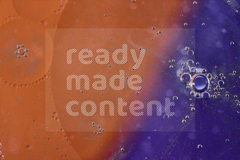 لقطات مقربة لفقاعات من الزيت على سطح الماء باللون البرتقالي والأرجواني