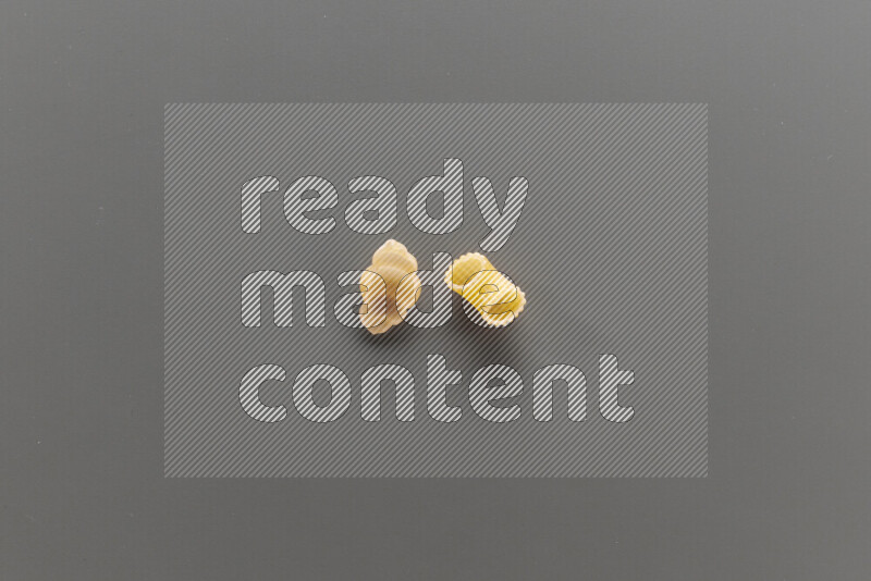 معكرونة قواقع مع أنواع أخري من المعكرونة علي خلفية رمادية