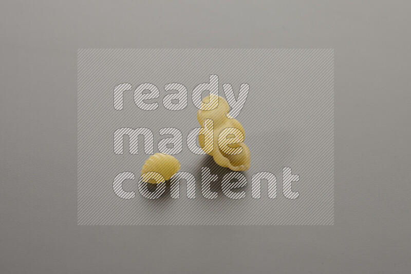 معكرونة ودعة في وعاء فخاري علي خلفية رمادية