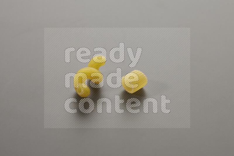 معكرونة تويست مع أنواع أخري من المعكرونة علي خلفية رمادية