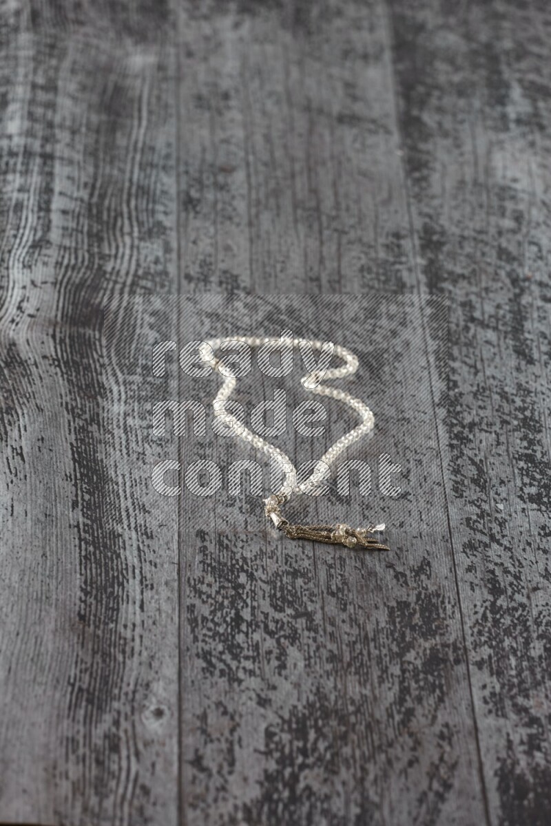 سبحة صلاة موضوعه علي خلفية خشبية