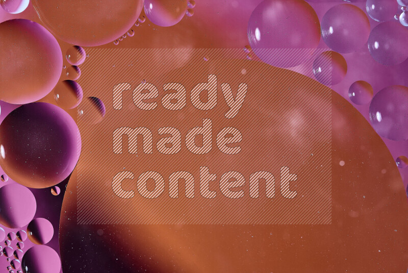 لقطات مقربة لفقاعات من الزيت على سطح الماء باللون البرتقالي والوردي