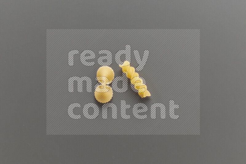 معكرونة فيونكة مع أنواع أخري من المعكرونة علي خلفية رمادية