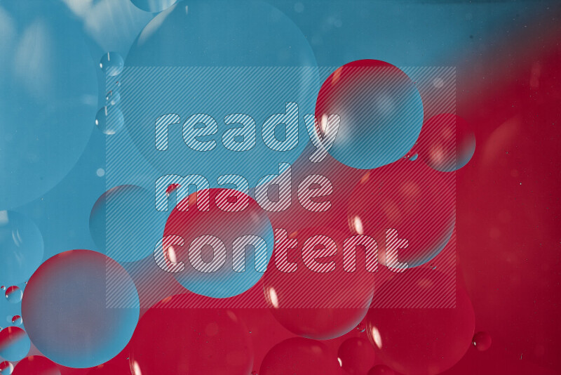 لقطات مقربة لفقاعات من الزيت على سطح الماء باللون الأزرق والوردي