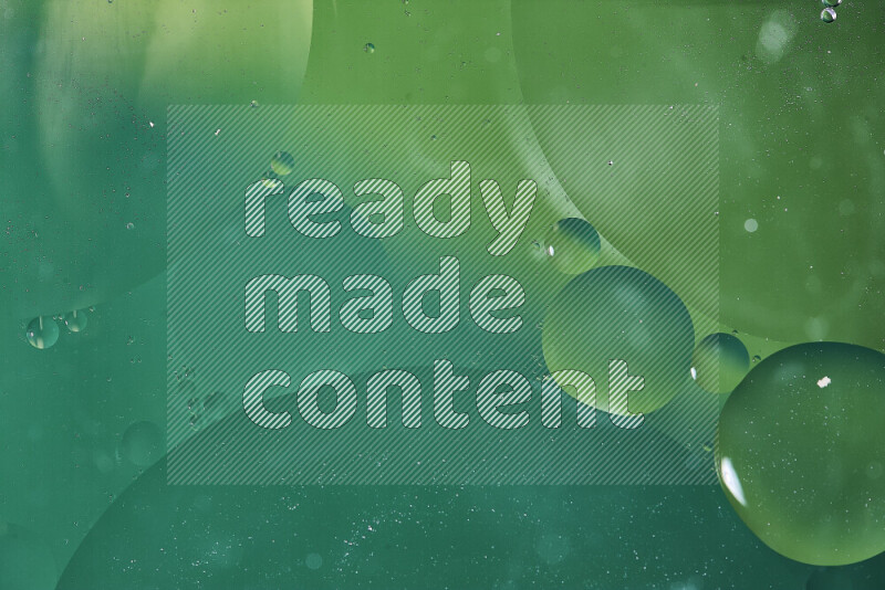 لقطات مقربة لفقاعات من الزيت على سطح الماء باللون الأخضر