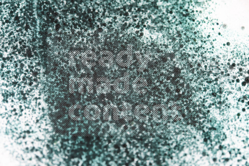 لقطات مقربة لقطرات ألوان مائية خضراء على سطح الزيت على خلفية بيضاء