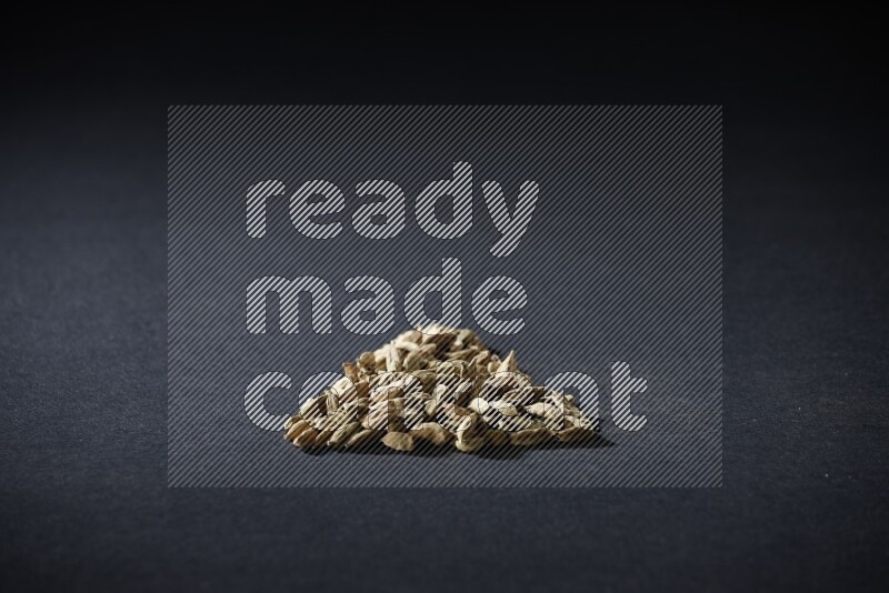 حبوب الهيل في شكل مثلث على خلفية سوداء