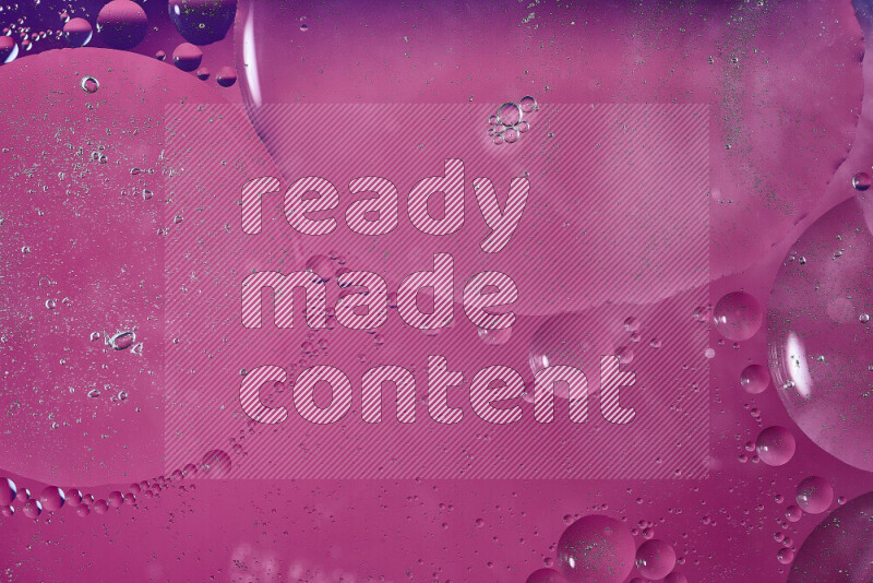 لقطات مقربة لفقاعات من الزيت على سطح الماء باللون الأرجواني والوردي