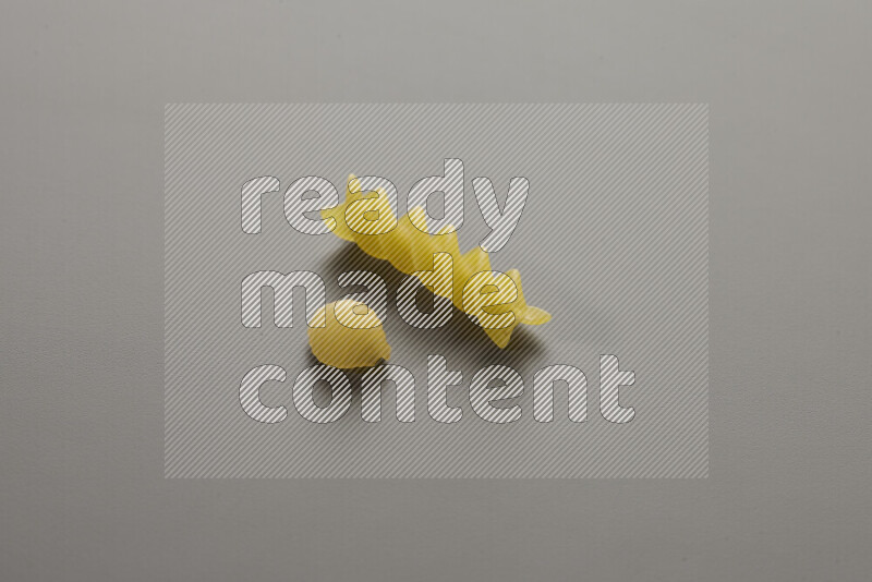 معكرونة ودعة في وعاء فخاري علي خلفية رمادية