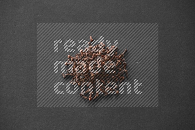 حبات القرنفل علي خلفية سوداء